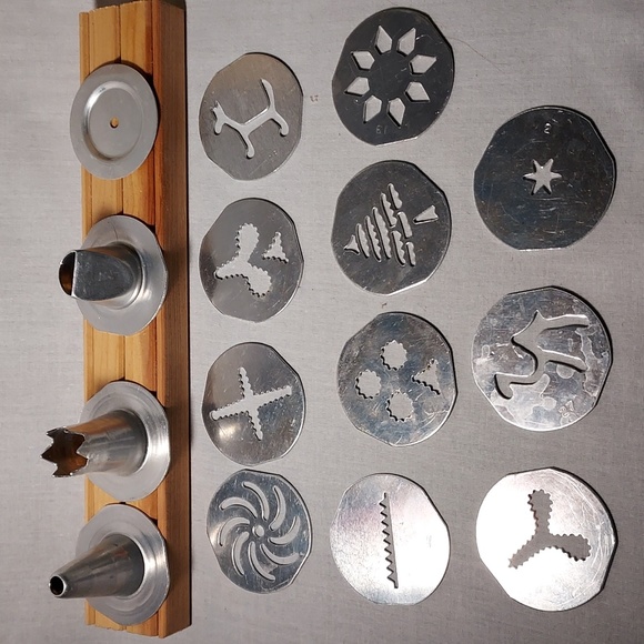 Vintage Mirro Cookie and Pastry Press in Original Box With Recipe Booklet - Picture 10 of 14